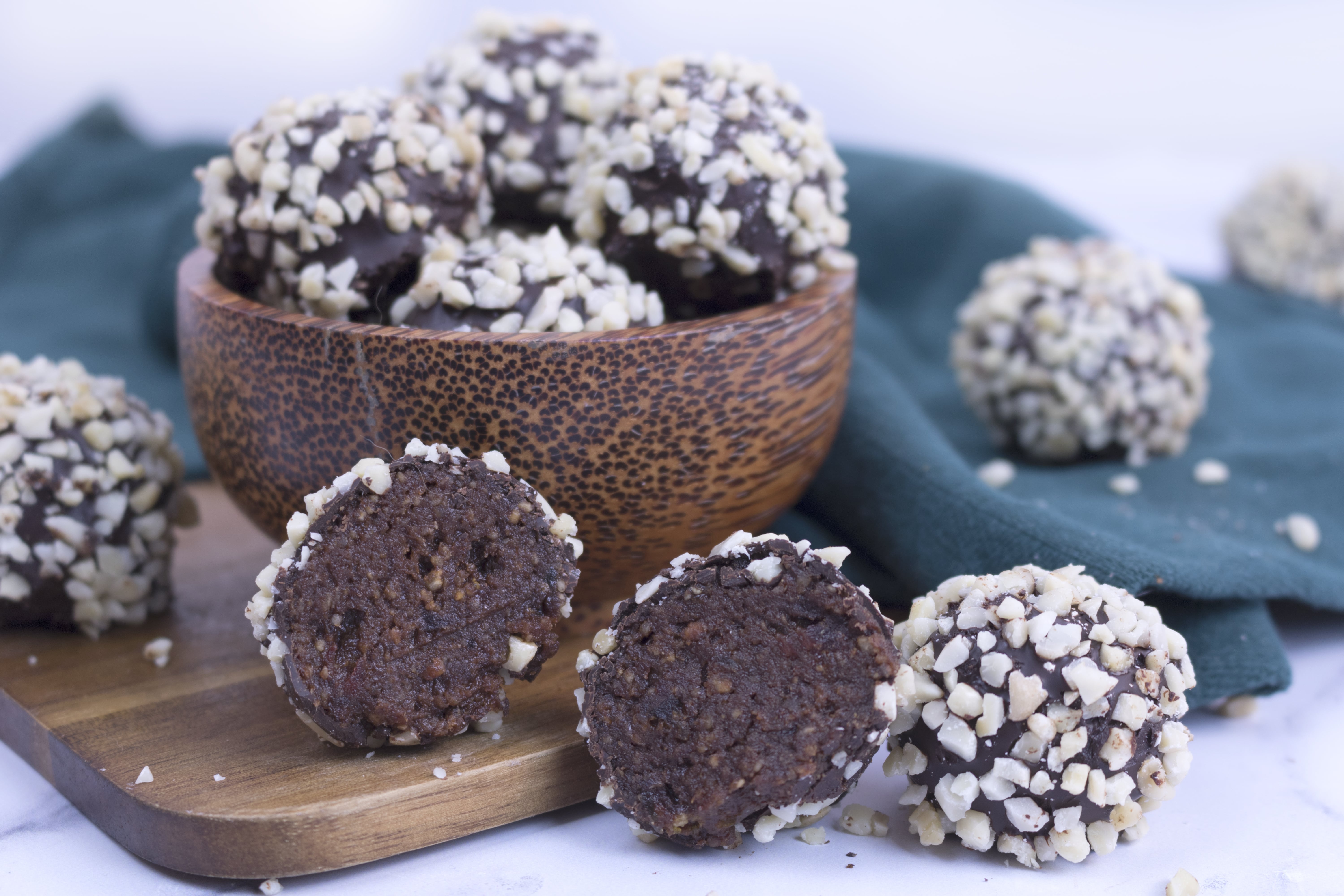 Trufas de cacao, maca y jengibre con crocante de almendra