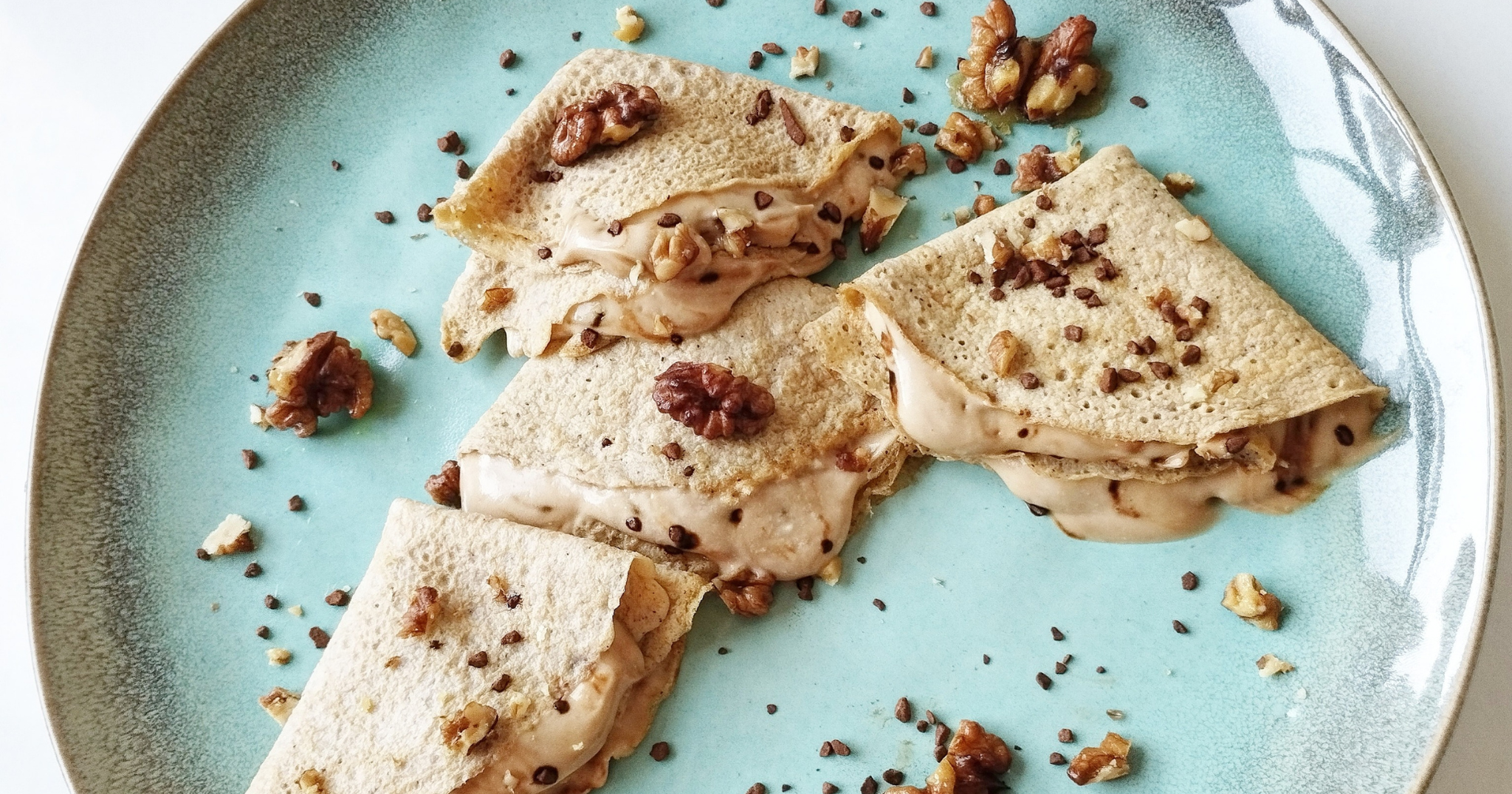 Crepes de caramelo rellenas de yogur de café