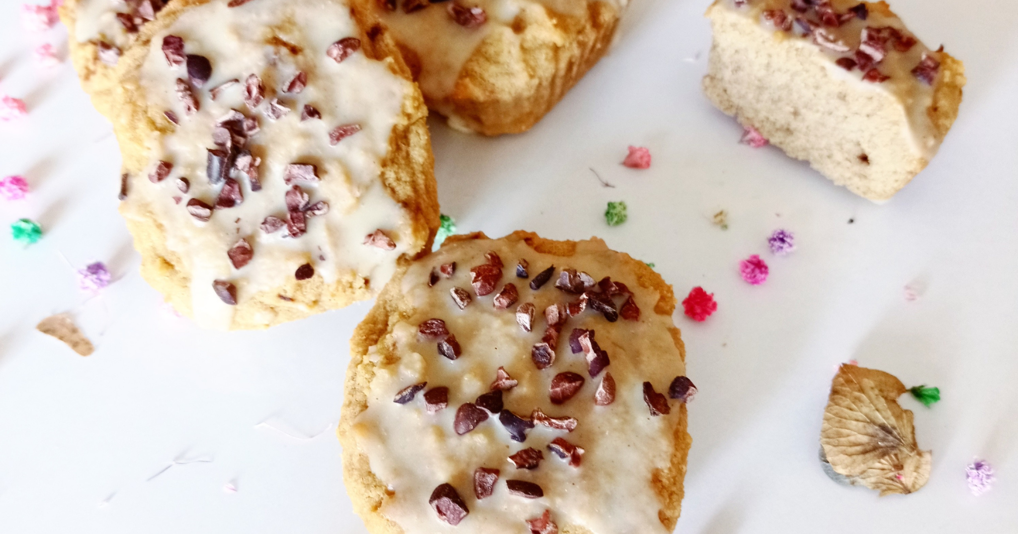 Receta de pastelitos de café con cobertura de vainilla y nibs de cacao