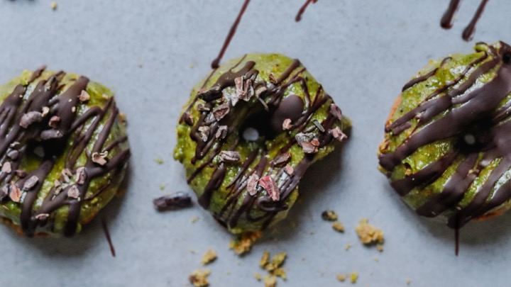Donuts sin gluten con cobertura de pistacho
